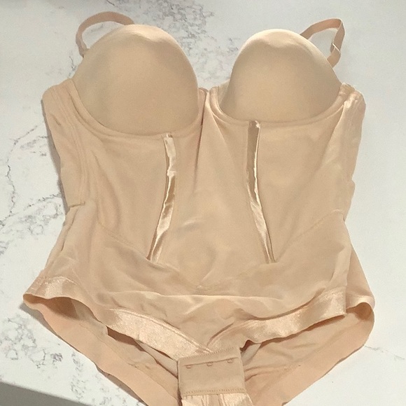 Women’s one piece bodysuit with adjustable straps. Maidenform 36D. Style 1256 - Picture 2 of 5